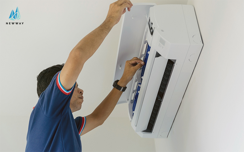 An aircon contractor providing air conditioning installation service