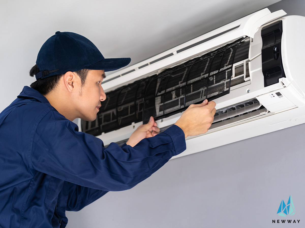 An expert is doing general aircon servicing